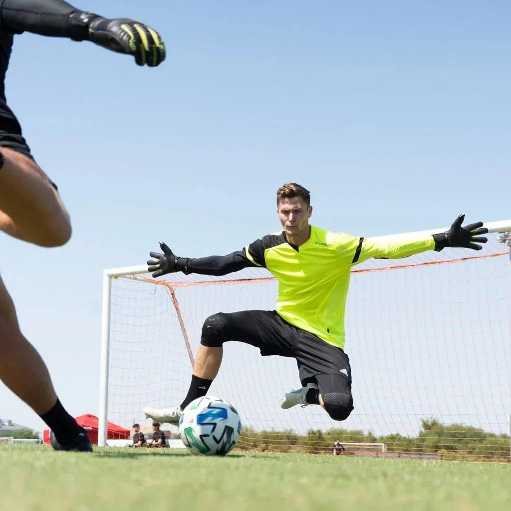 Finger Protection vs. No Finger Protection: Which Goalkeeper Gloves Should You Choose?